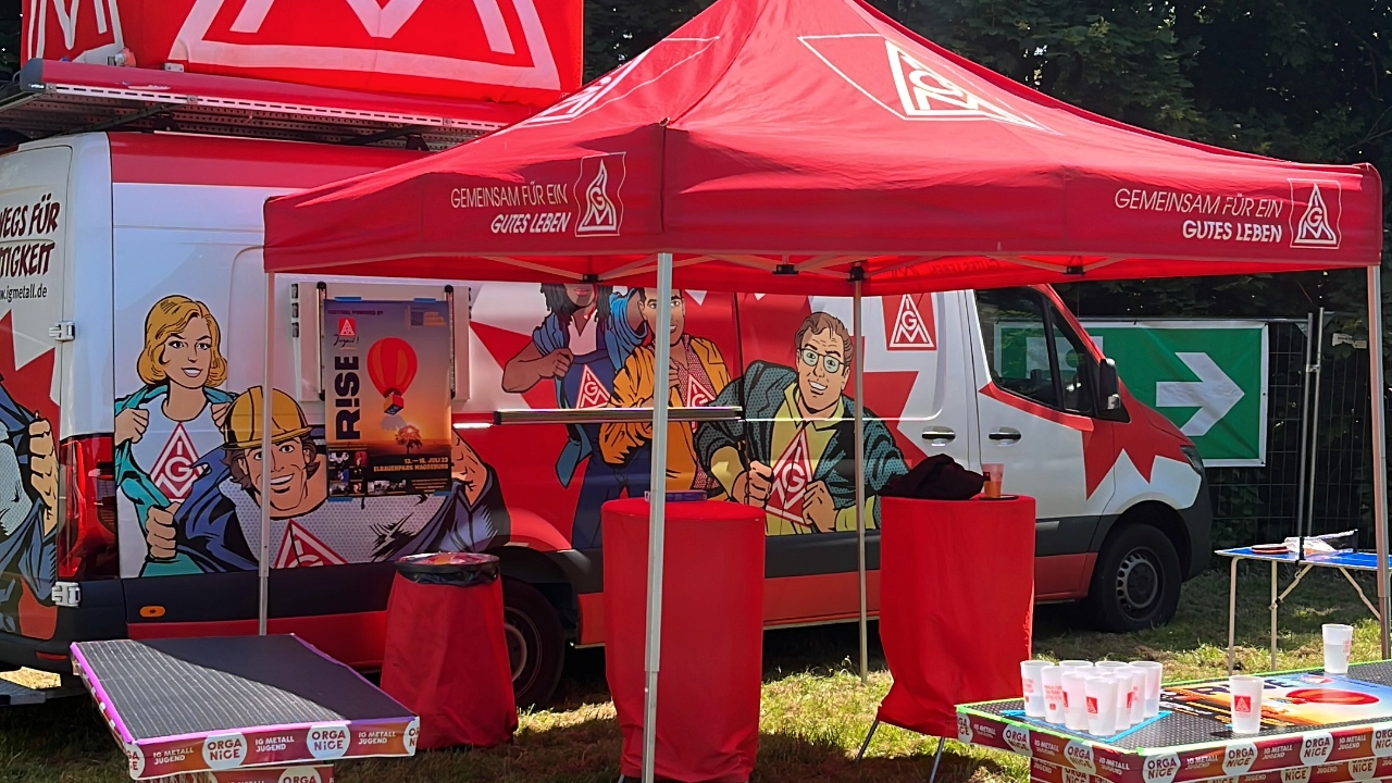 Die Roadshow, aufgebaut mit Pavillon, Stehtischen und Bierpongtischen. Fertig um die Festivalbesucher auf sich aufmerksam zu machen.