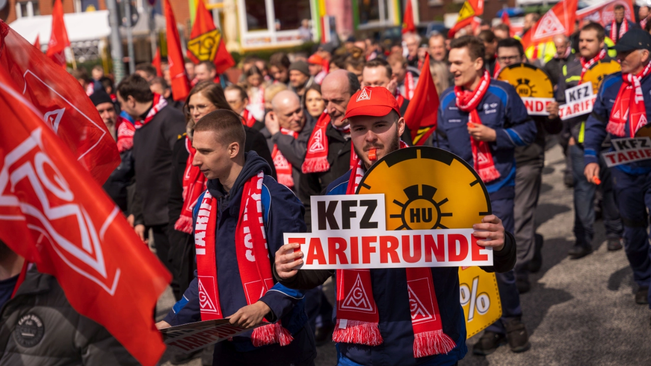 Beschäftigte bei einer Aktion zur Kfz-Tarifrunde 2023.