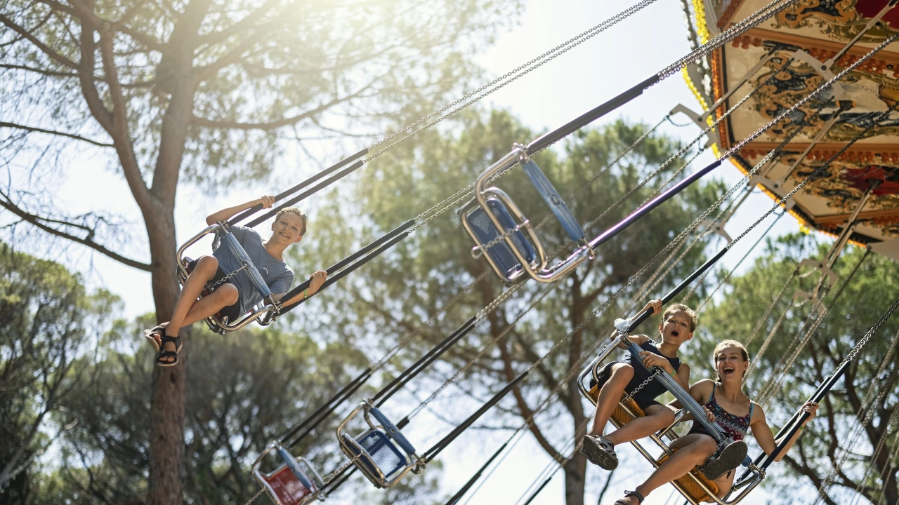 Kinder genießen Karussellfahrt