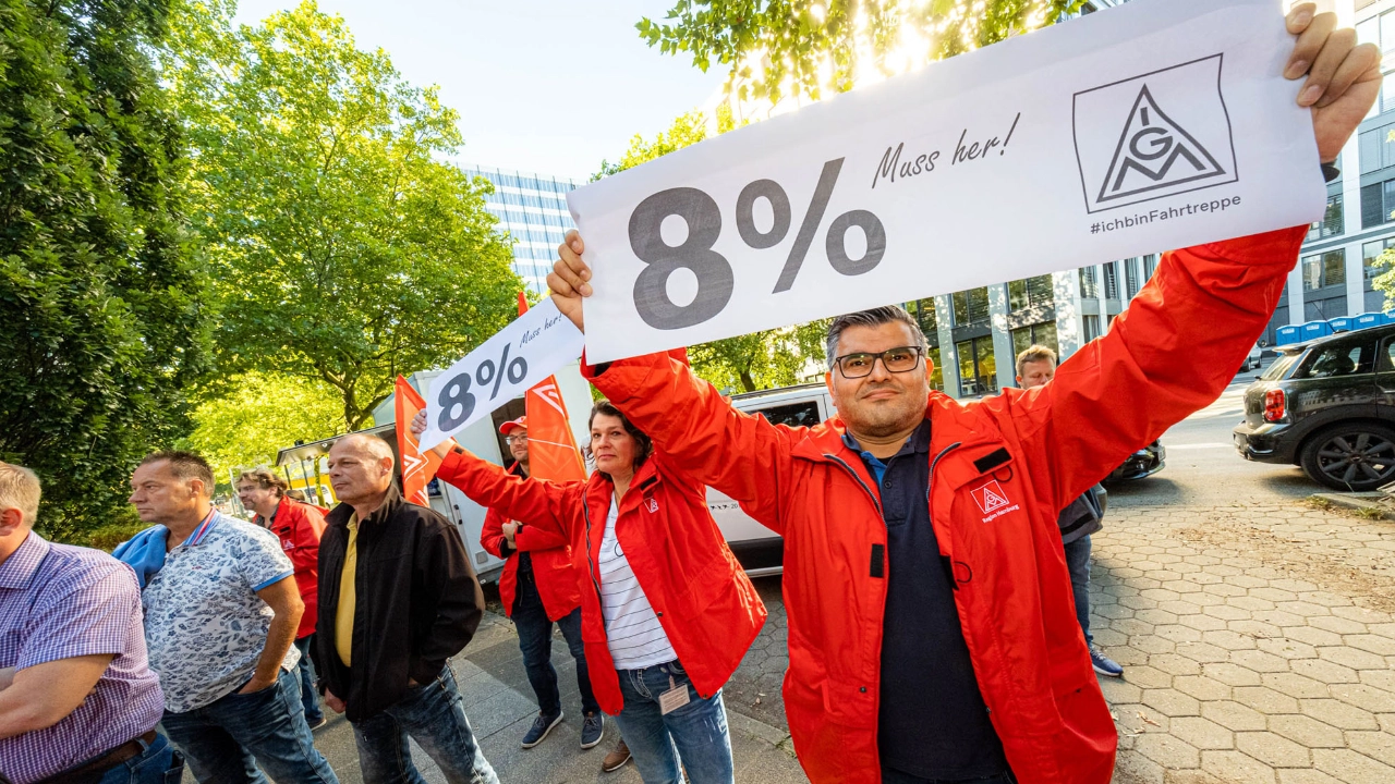  Tarifrunde ME 2022: Tarifforderungsübergabe Küste in Hamburg bei Nordmetall