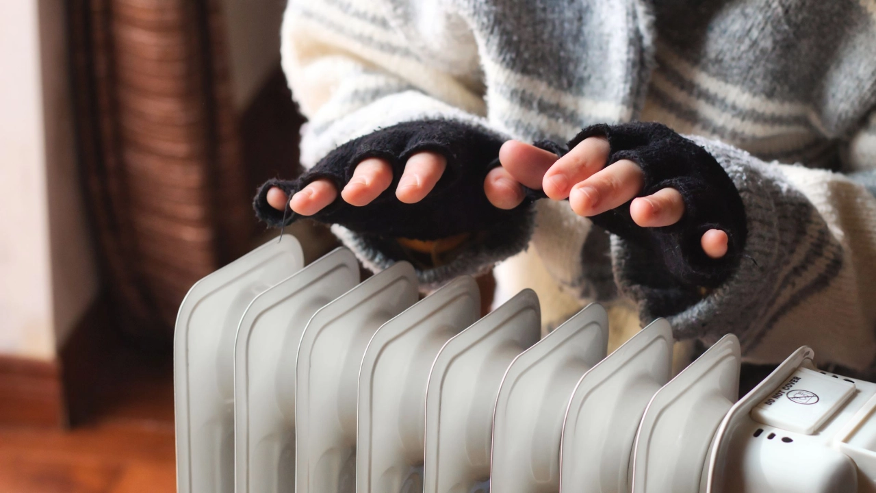 Hände über Heizkörper wärmen