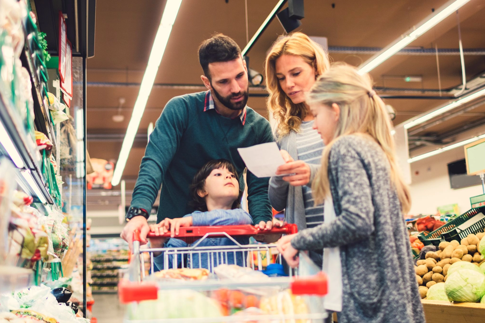 Familie beim Einkaufen im Supermarkt