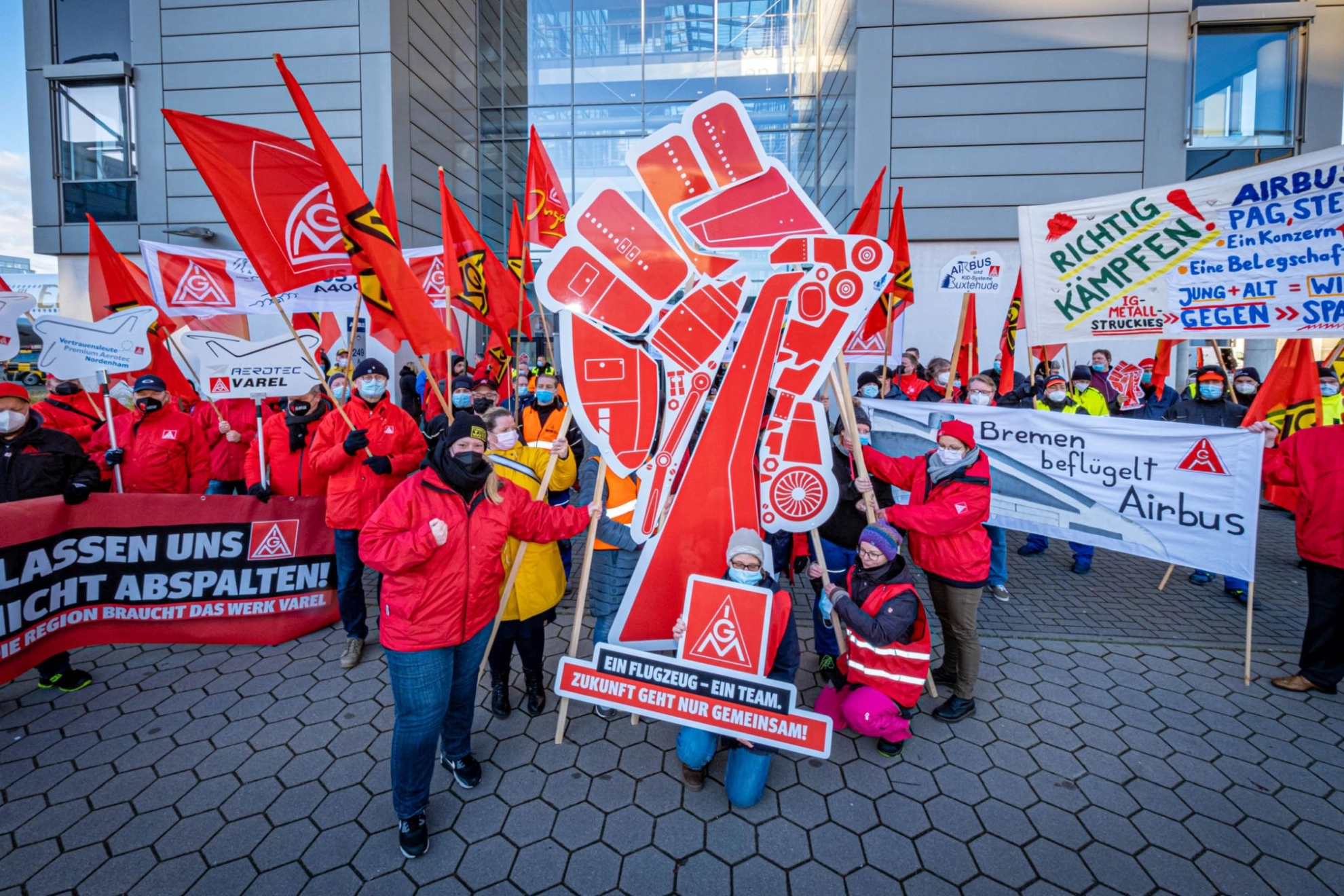 Airbus in Hamburg: Die Belegschaft von Airbus wehrt sich gegen eine Neustrukturierung zu Lasten der Beschäftigten: Über 21 000 Beschäftigte des Flugzeugherstellers beteiligen sich Ende November, Anfang Dezember an Warnstreiks und Aktionen.