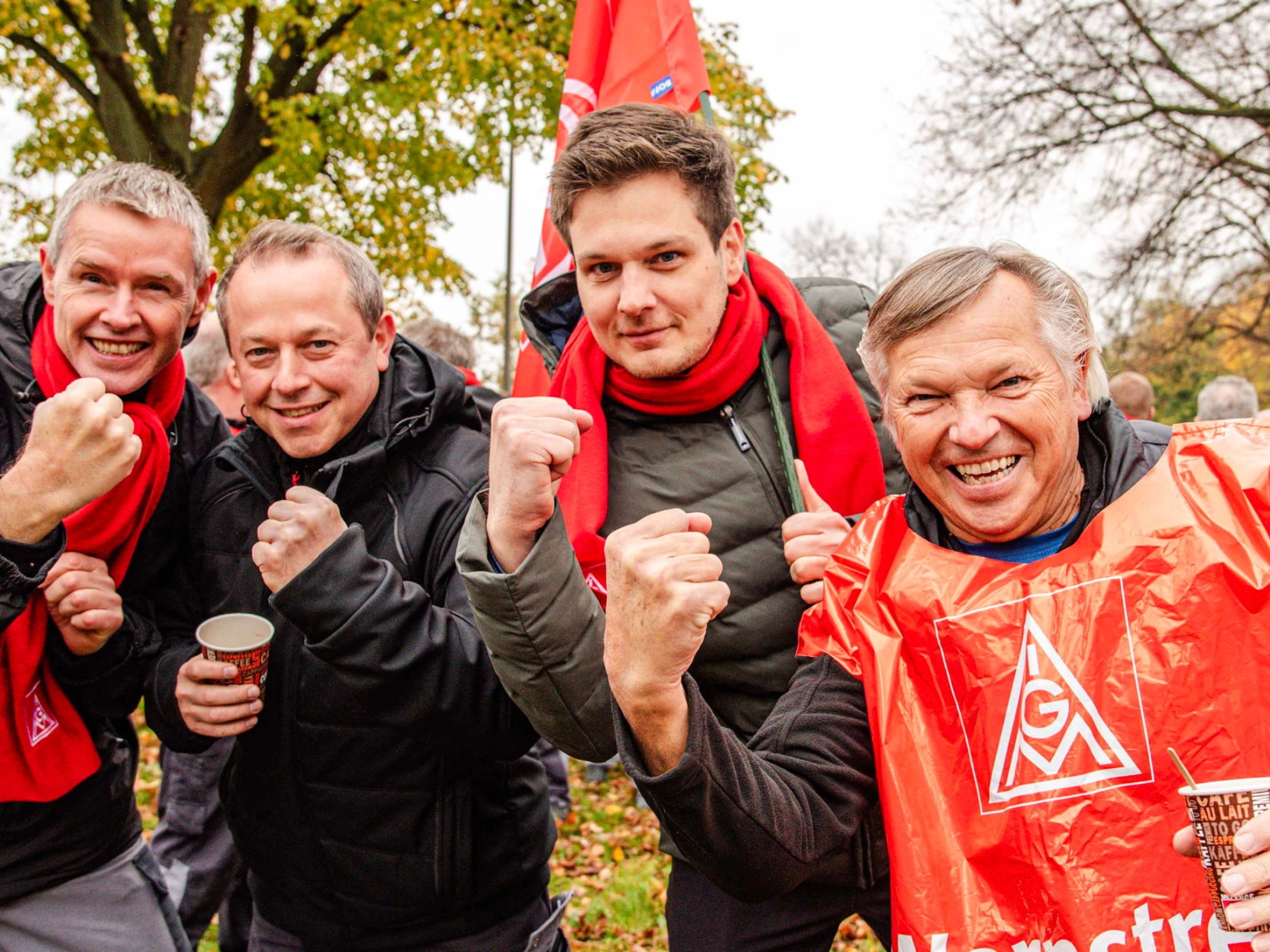 Beschäftigte machen während der Metall-Tarifrunde 2024 mit Warnstreiks Druck für ihre Forderung