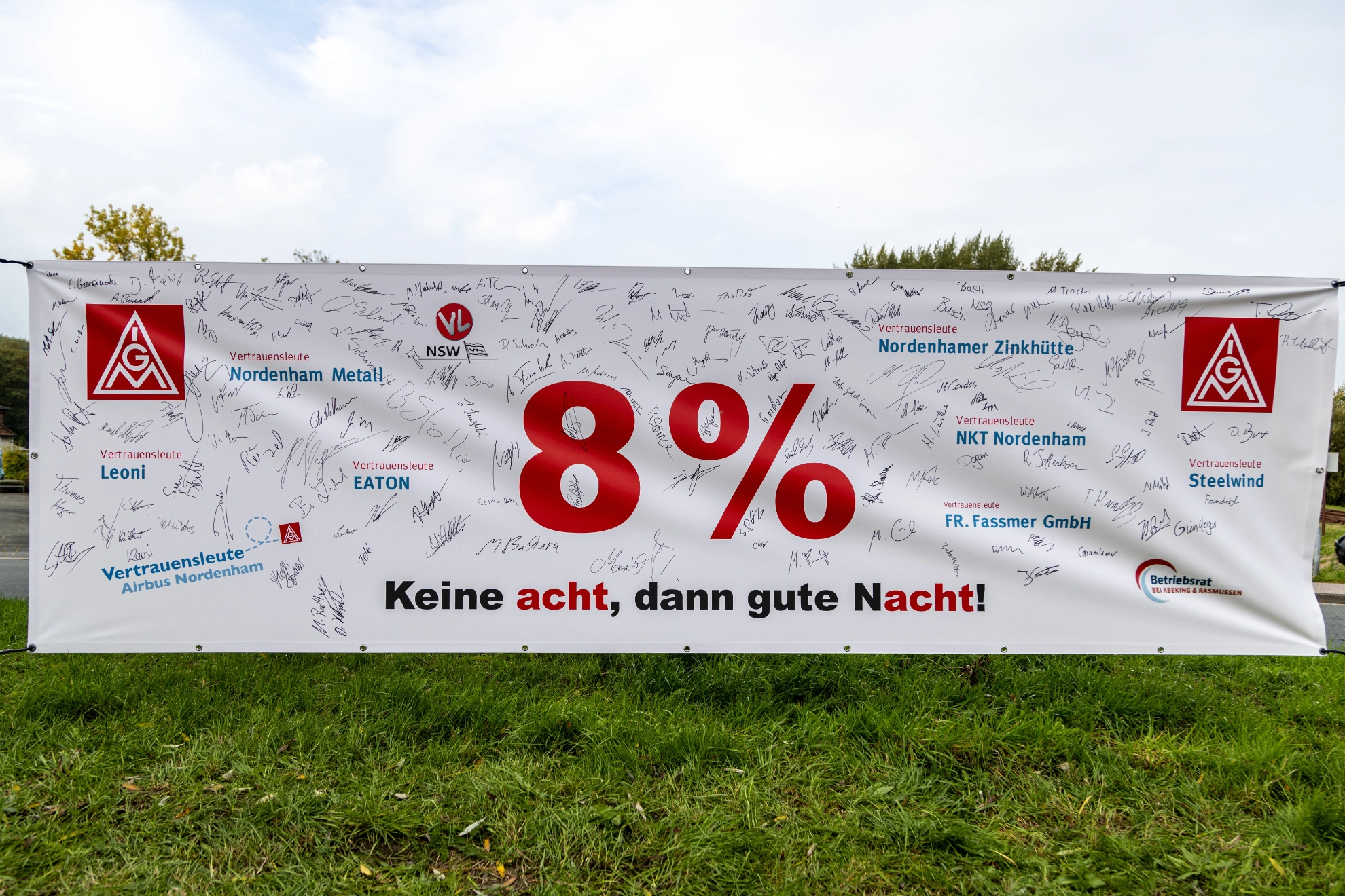 Unterschriftenaktion 8% auf der Abschlusskundgebung der Aktionswoche Wesermarsch