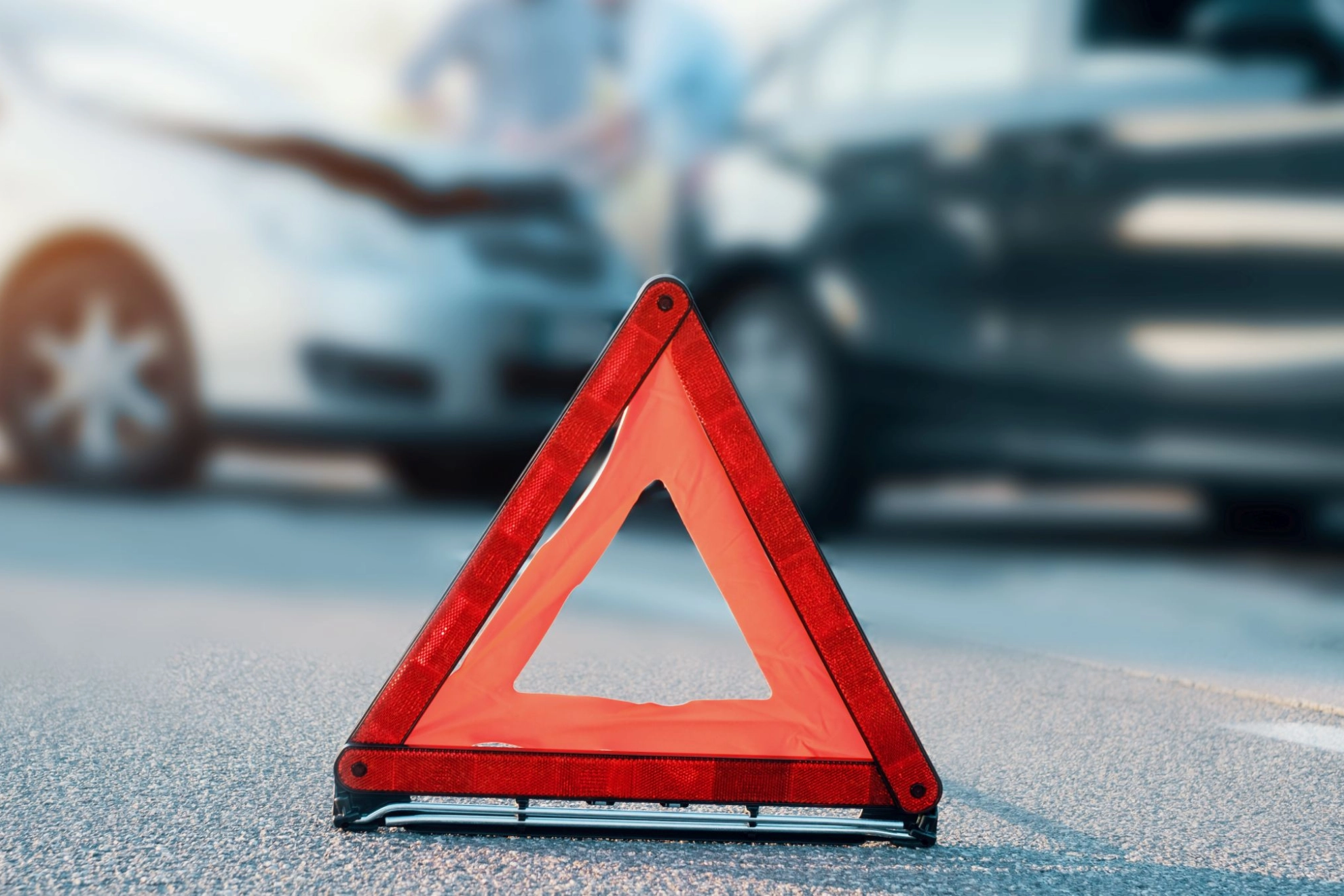 ein Warndreieck an einem Verkehrsunfallort