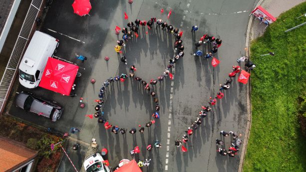Luftbild Menschenkette 8% auf der Abschusskundgebung zur Aktionswoche.