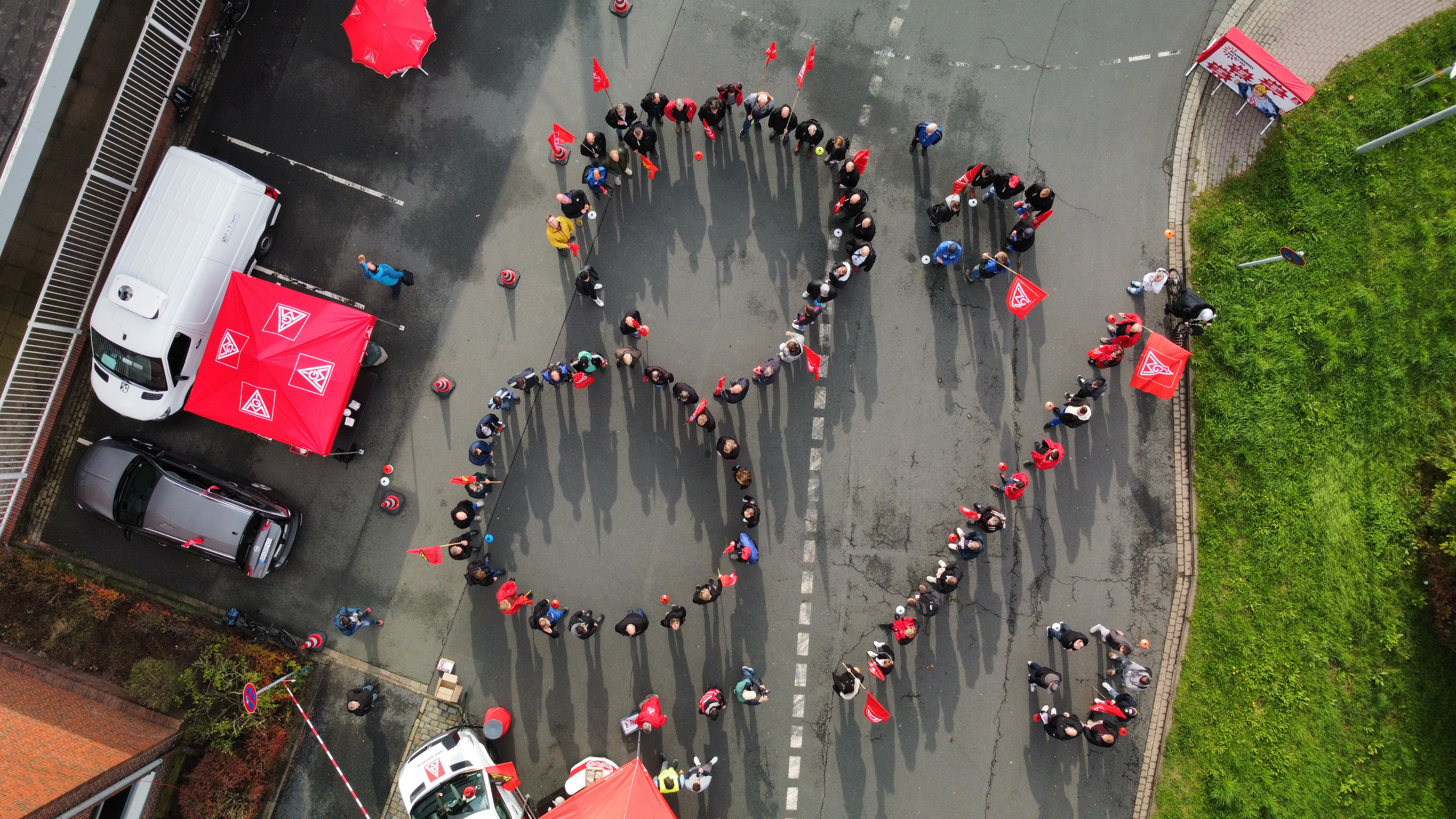 Luftbild Menschenkette 8% auf der Abschusskundgebung zur Aktionswoche.